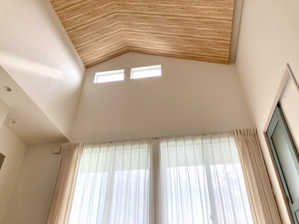 昼間の勾配天井